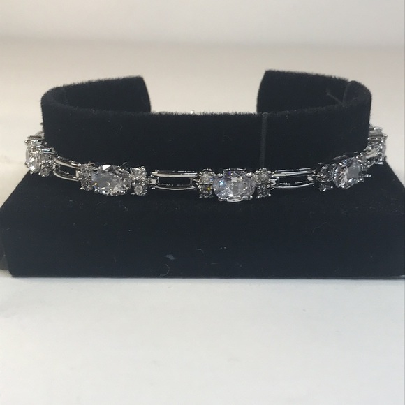 Martin James London synthetic diamond /rhinestone bracelet and earrings set - Picture 4 of 11